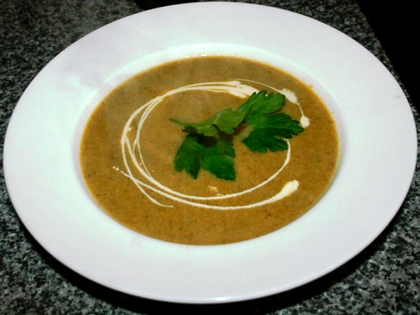 Zelfgemaakte champignonsoep: romige verse soep met witte champignons