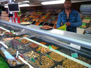 Vogelmarkt typisch olijven kraam