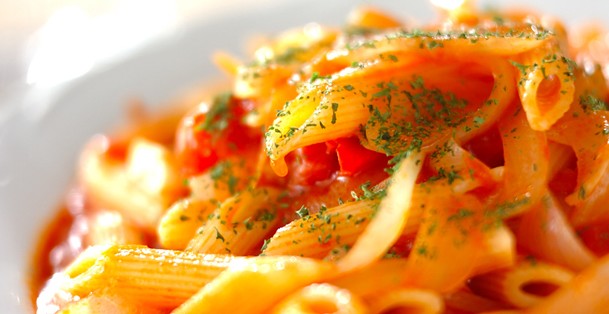Pikante pasta met makreel