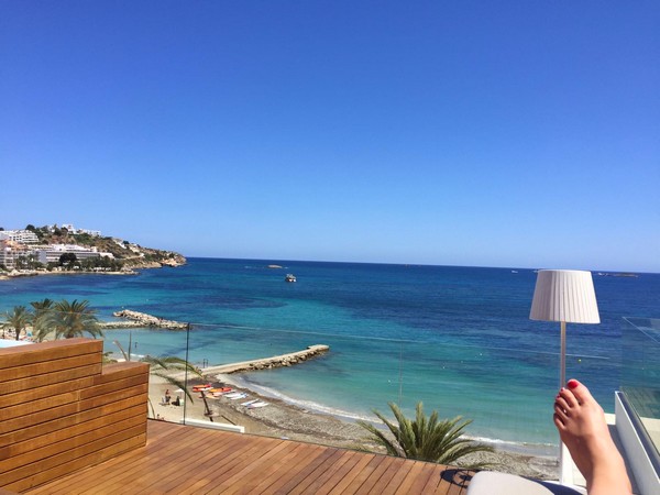 Uitzicht vanaf rooftopbar One Ibiza Suites