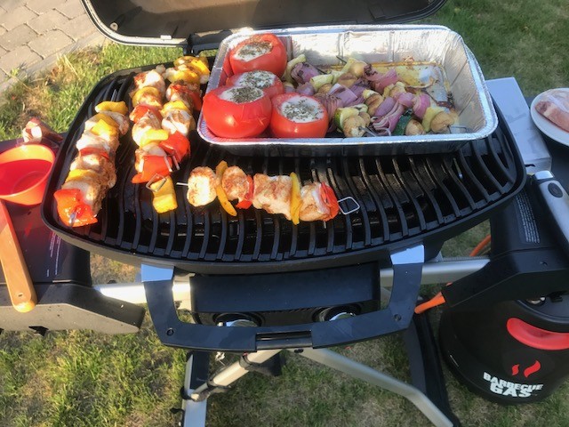 Gevulde tomaten met mozzarella op de barbecue