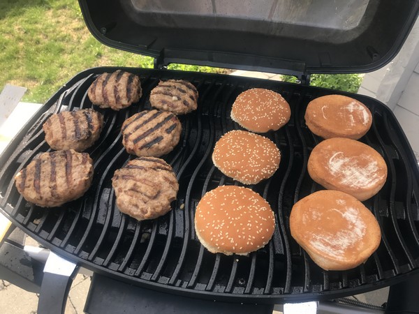 sappige hamburgers grillen op de bbq