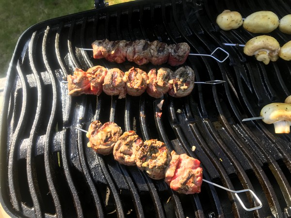 Steak bommetjes op de BBQ: opgerolde steakmedaillons op spies