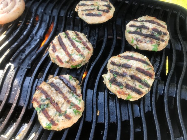 Griekse hamburgers op de BBQ met mooie grillstrepen