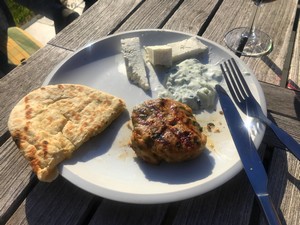 Griekse lamsburger in pita met tzatziki