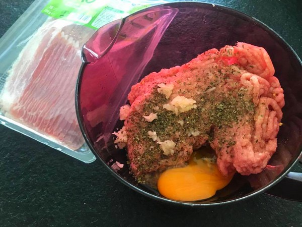 Ingrediënten voor MOINK balls: gehakt, spek, kruiden en ei