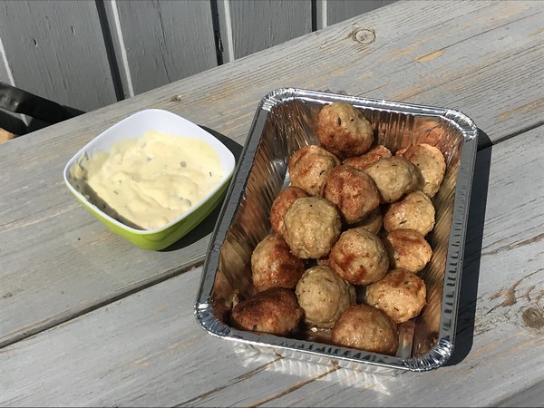 Gehaktballen op de BBQ met tartaarsaus