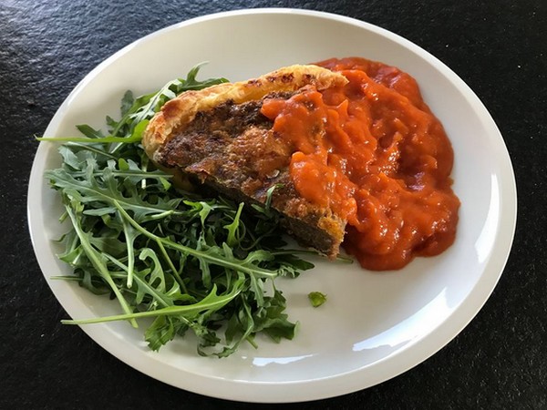 gehakttaart met pikante tomatensaus en rucola