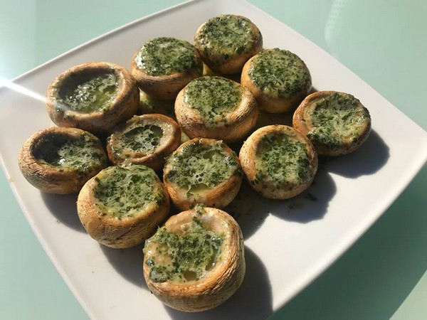 Gevulde champignons op de barbecue