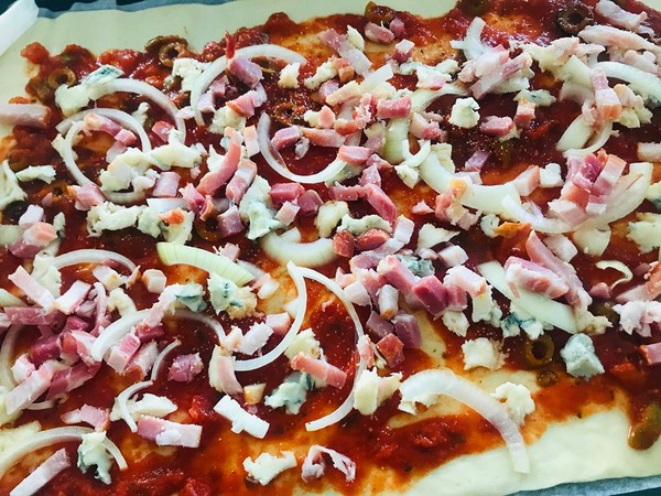 Pizza met spekjes en blauwe kaas