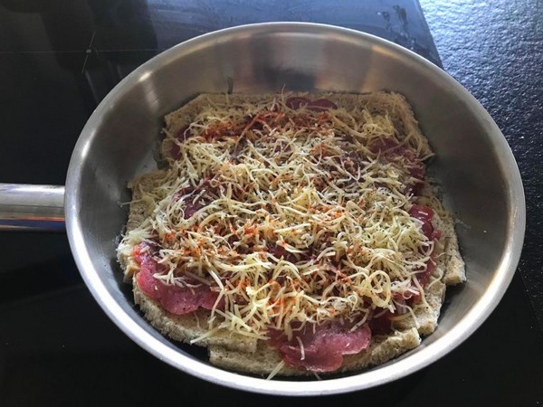 pizza met oud brood en salami