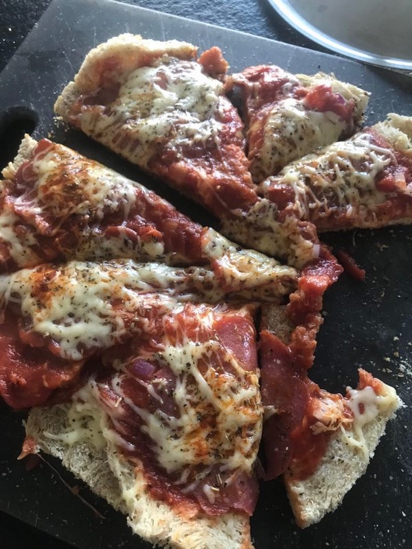 Pizza met oud brood en salami