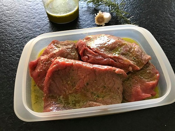 BBq steak met look en rozemarijn