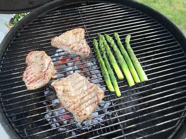 Gegrilde steak met look en rozemarijn