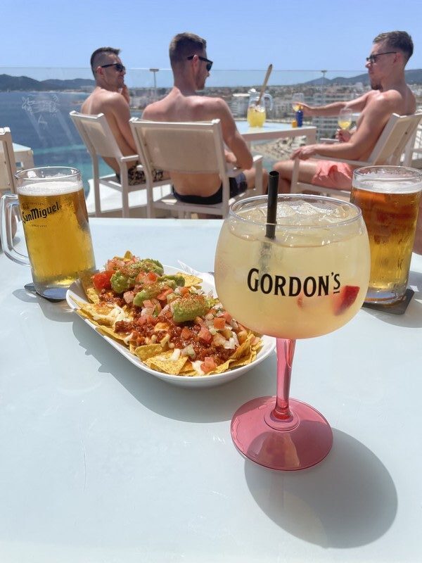 aan het zwembad van Hotel Cenit Ibiza