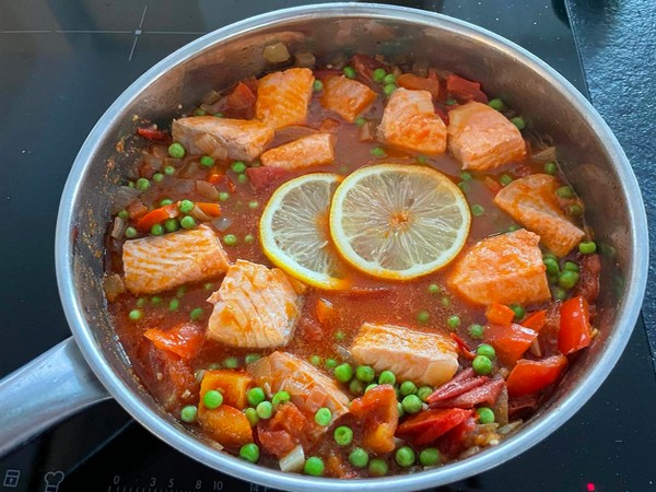 zalm met tomatensaus en erwten