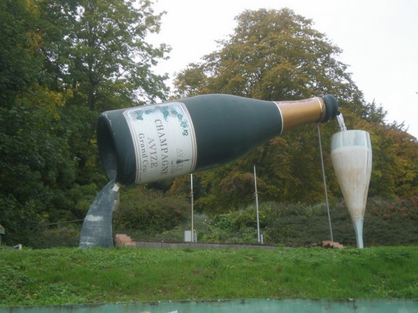 De grootste fles champagne? Die staat in Frankrijk natuurlijk!
